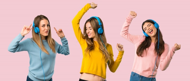Grupa Ludzi Z Kolorowymi Ubraniami Słucha Muzyka Z Hełmofonami