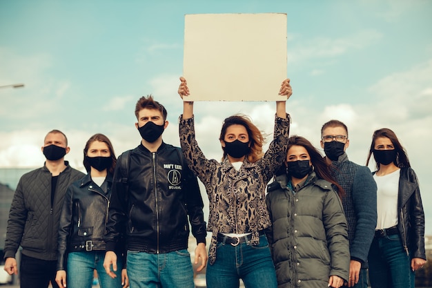 Grupa Ludzi Z Maską I Plakatami Do Protestu Protest Ludności Przeciwko Koronawirusowi