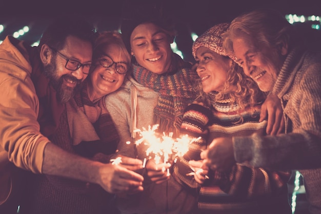Grupa Ludzi Z Rodziny świętuje Nowy Rok Ognie Oświetlenia Zewnętrznego
