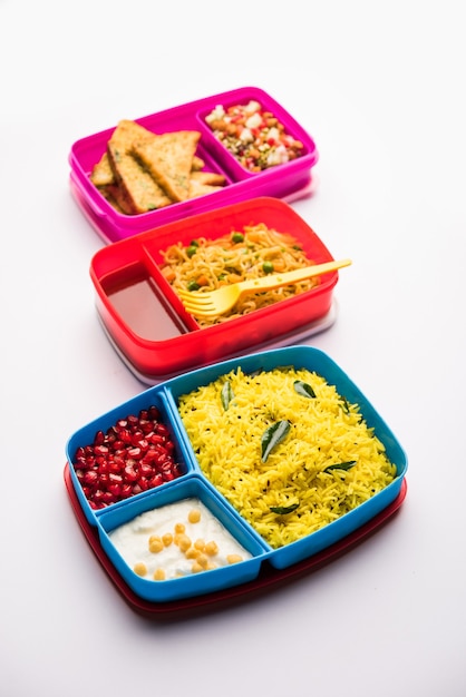 Grupa Lunch Box Lub Tiffin Dla Indyjskich Dzieci, Pokazująca Różnorodność Lub Wiele Opcji Lub Kombinację Zdrowej żywności Dla Dzieci Uczęszczających Do Szkoły