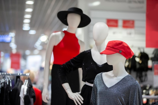 Grupa manekinów w sklepie Manekin trzech kobiet w stylowych ubraniach Koncepcja sprzedaży odzieży