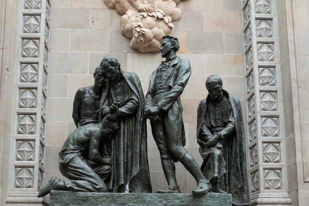 Grupa mężczyzn, pomnik w Barcelonie