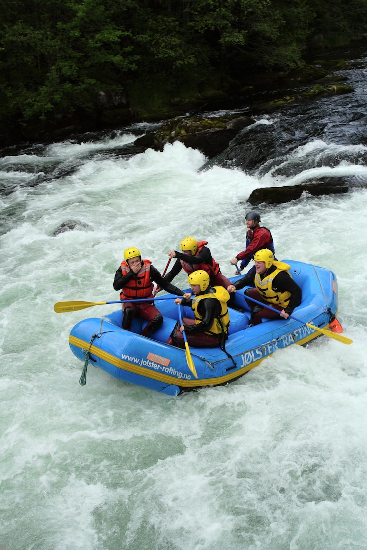 Zdjęcie grupa mężczyzn rafting na rzece w norwegii