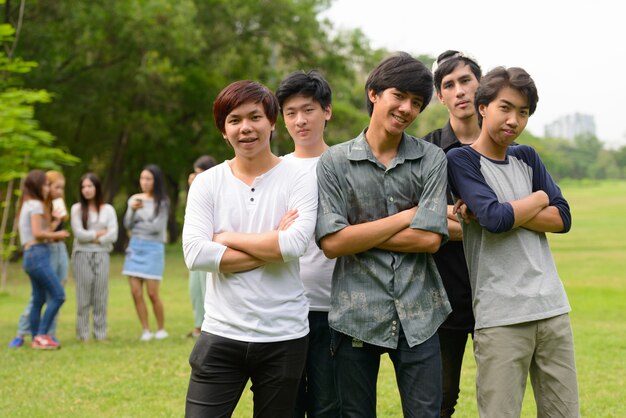 Grupa młodych azjatyckich przyjaciół spędzać czas i relaksować się razem w parku na świeżym powietrzu