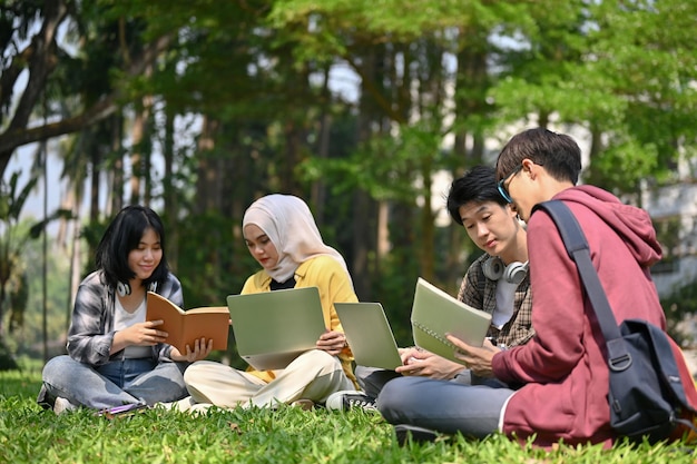 Grupa młodych, bystrych studentów Asiandiverse dyskutuje o swoim szkolnym projekcie