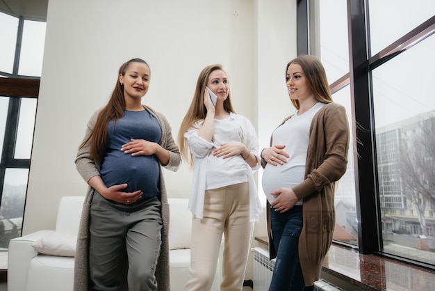 Grupa młodych ciężarnych dziewcząt komunikuje się w klasie prenatalnej.