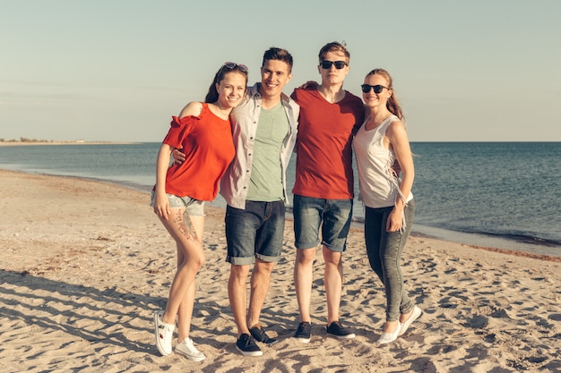 Grupa Młodych Ludzi Cieszyć Się Latem Na Plaży