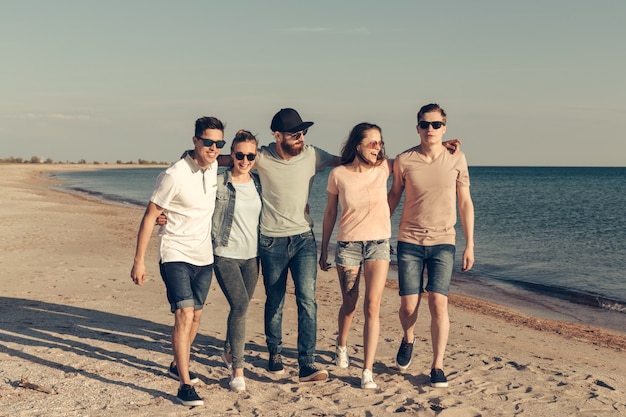 Grupa Młodych Ludzi Na Plaży