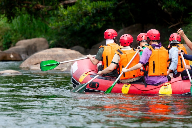 Zdjęcie grupa młodych ludzi rafting na rzece