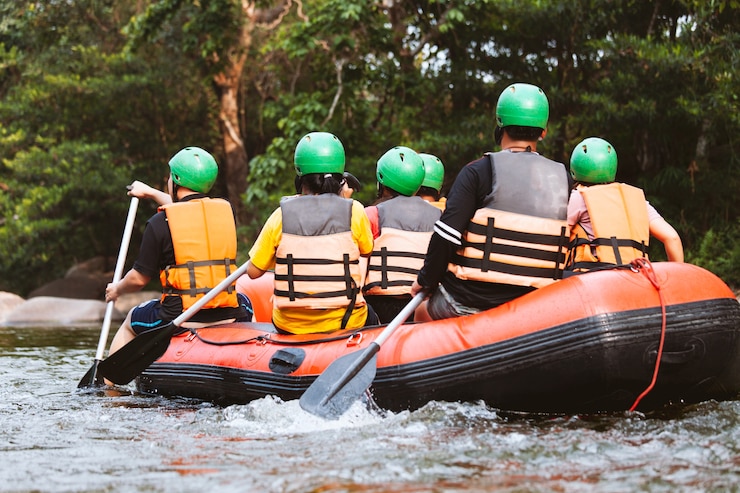 Zdjęcie grupa młodych ludzi rafting na rzece