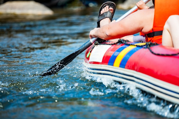 Grupa młodych ludzi rafting w rzece. Ścieśniać