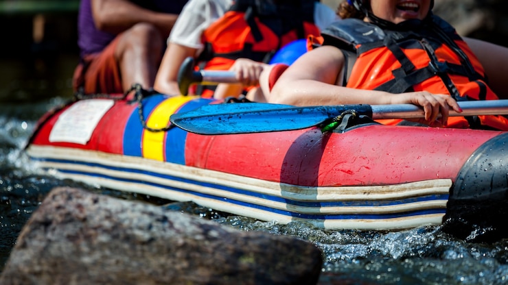 Zdjęcie grupa młodych ludzi rafting w rzece.