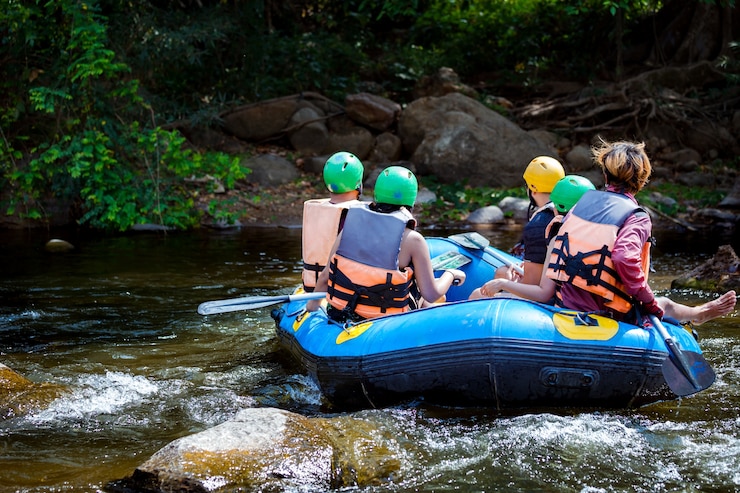 Zdjęcie grupa młodych ludzi rafting w rzece.