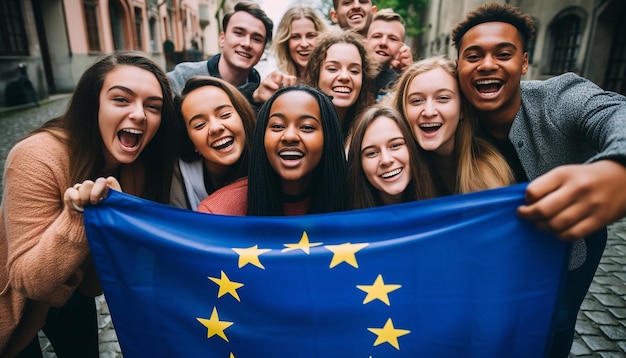 grupa młodych ludzi robi sobie selfie, w tle powiewa flaga Unii Europejskiej