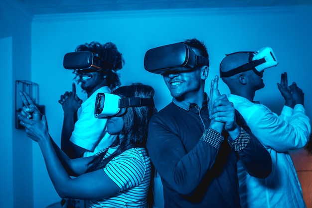 Grupa młodych ludzi w okularach vr w grze wirtualnej rzeczywistości w niebieskim świetle z koncepcją futurystycznej lub naukowej broni