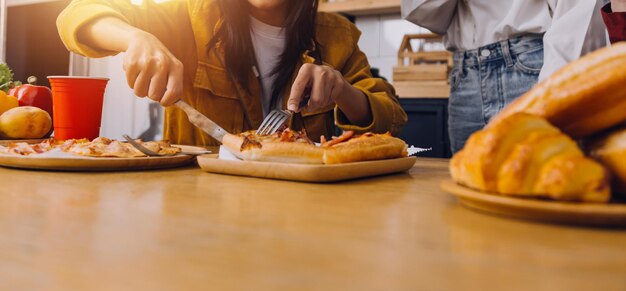 Grupa Młodych Przyjaciół Jedzących Pizzę W Domu I Bawiących Się