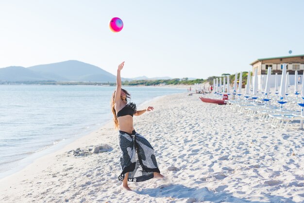 grupa młodych przyjaciół wieloetnicznych plaży latem