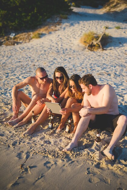 Zdjęcie grupa młodych przyjaciół wieloetnicznych plaży latem