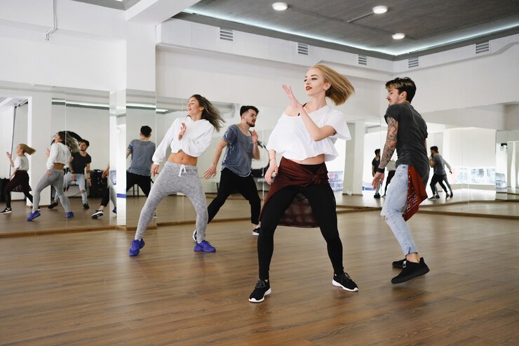 Grupa młodych tancerzy tańczących w studio