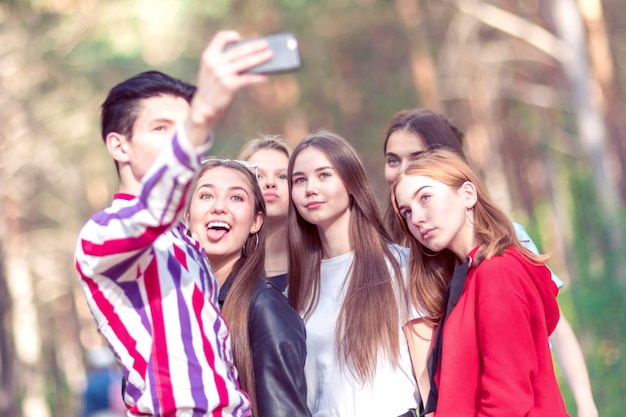 Grupa nastolatków robi selfie w lesie Letni słoneczny dzień