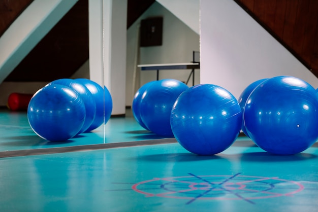 Grupa niebieskie pilates piłki w gym