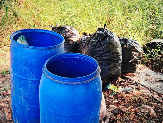 Grupa Niebieskie Plastikowe Kosze Na śmieci I Związane Czarne Worki Na śmieci