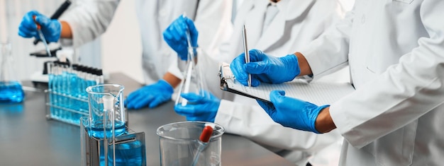 Grupa oddanych naukowców prowadzi eksperymenty chemiczne i badania w laboratorium medycznym jako przełomowe opracowanie szczepionki lub antybiotyku Laboratorium farmaceutyczne i biochemiczne Neoteric