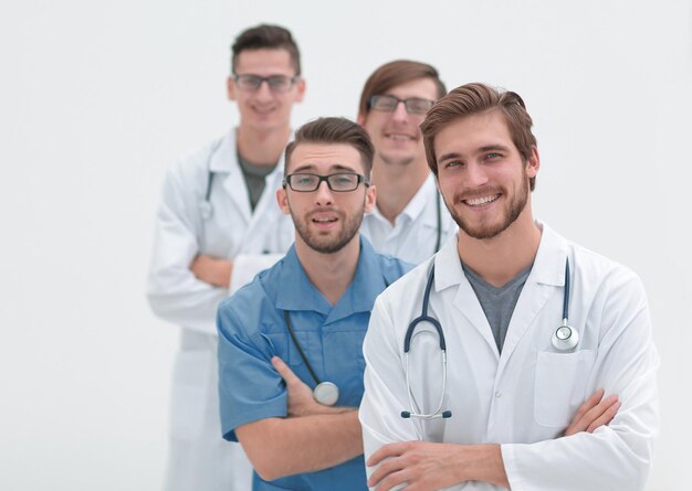 Grupa odnoszących sukcesy lekarzy na białym tle