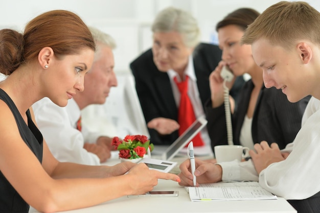 Zdjęcie grupa odnoszących sukcesy ludzi biznesu pracujących w nowoczesnym biurze