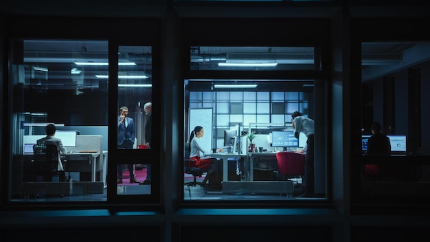 Grupa osób pracujących w biurze z oknem z napisem „czas do pracy”