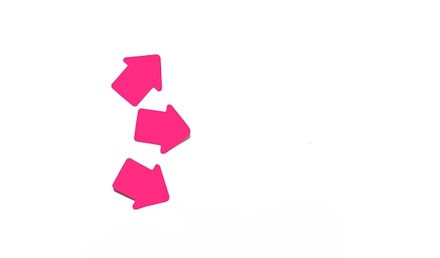 Zdjęcie grupa papierowych naklejek w postaci różowych strzałek na białym tle