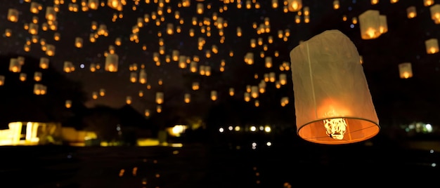 Grupa pięknych podniebnych lampionów w tle Loy Krathong Festival Yi Peng Festival w Tajlandii