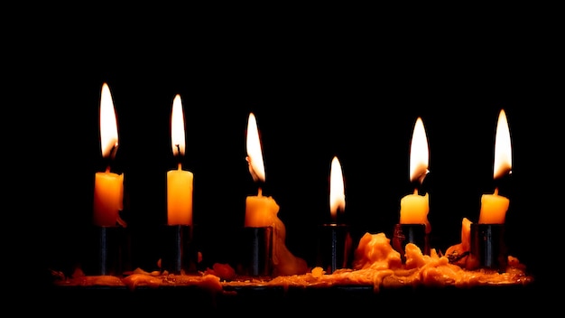 Grupa płonących świec na ciemnym świeczniku i czarnym tle miejsca na tekst na górze Buddyzm Dzień pamięci