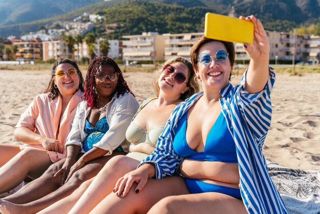 Grupa plus size kobiet w strojach kąpielowych na plaży