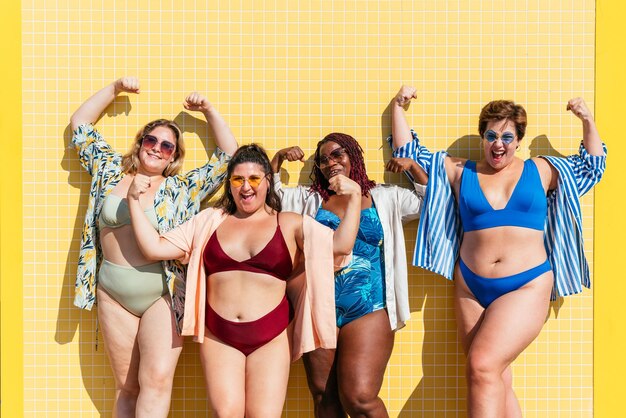 Grupa plus size kobiet w strojach kąpielowych na plaży