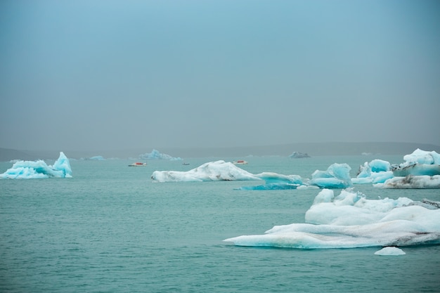 Grupa podróżników wziąć łódź na lagunie Jokulsarlon, Islandia