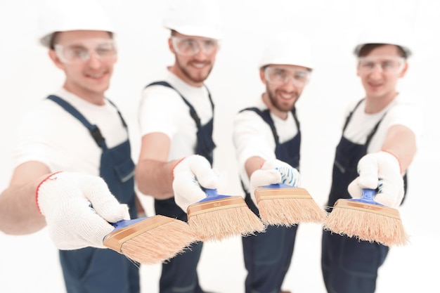 Grupa pracowników budowlanych odizolowanych na białym zdjęciu z miejscem na kopię