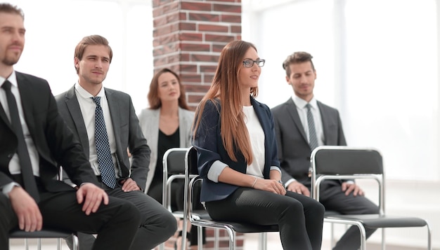 Grupa profesjonalnych pracowników czeka na rozpoczęcie rozmowy kwalifikacyjnej