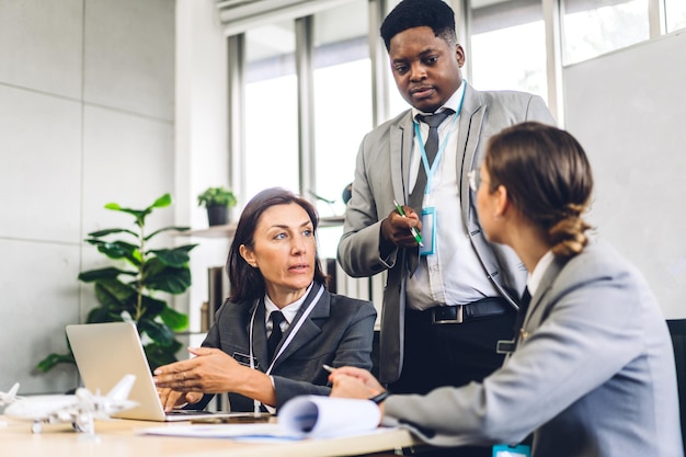 Grupa profesjonalnych spotkań biznesowych i omawiania strategii z nowym projektem startowym. Kreatywne planowanie afroamerykanin i burza mózgów z laptopem w nowoczesnym biurze. Praca zespołowa