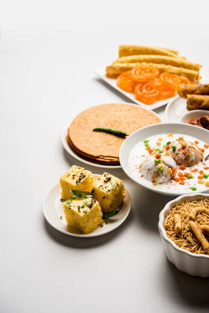 Grupa przekąsek gudżarati, takich jak jalebi-fafda, thepla, khaman dhokla, aloo bhujiya, khandvi, khakra, dahi vada, gathiya z gorącą herbatą