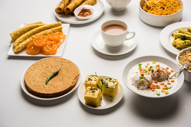 Grupa przekąsek gudżarati, takich jak jalebi-fafda, thepla, khaman dhokla, aloo bhujiya, khandvi, khakra, dahi vada, gathiya z gorącą herbatą