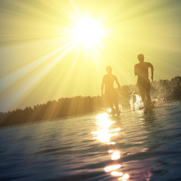 Grupa przyjaciele ma zabawę na plaży