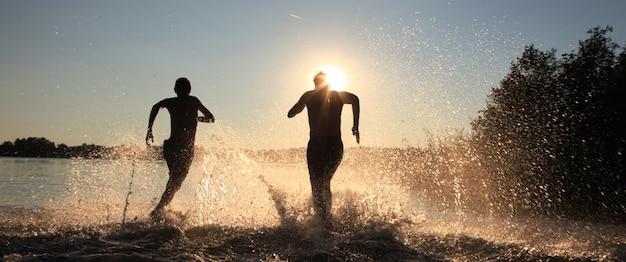 Grupa Przyjaciele Ma Zabawę Na Plaży