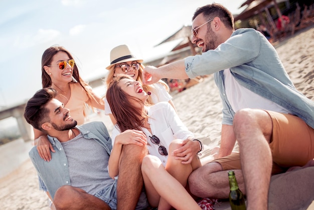 Grupa Przyjaciół Bawi Się Relaks Na Plaży O Zachodzie Słońca