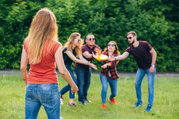 Grupa przyjaciół gry frisbee