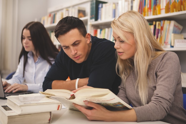 Grupa Przyjaciół Korzystających Z Nauki Razem W Bibliotece