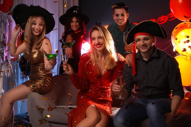 Grupa przyjaciół mających imprezę Halloween w domu