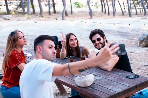 Grupa Przyjaciół Robi Zdjęcia Smartfonem Na Terenie Piknikowym