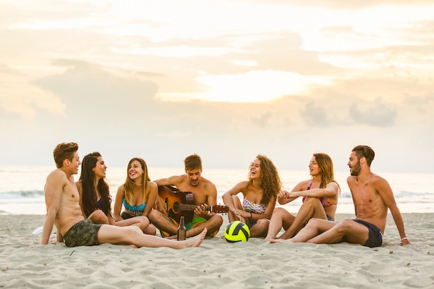 Grupa Przyjaciół śpiewa Na Plaży