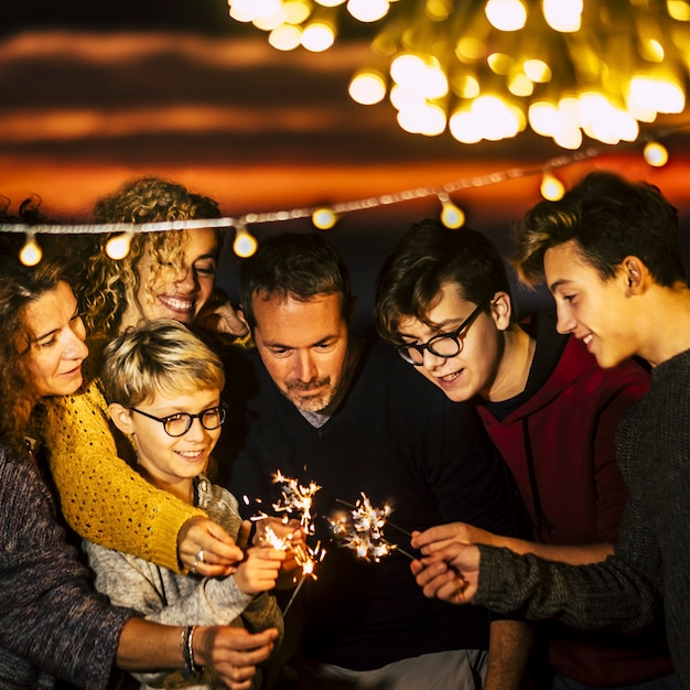 Grupa przyjaciół świętuje razem noc bożonarodzeniową lub koncepcję sylwestra